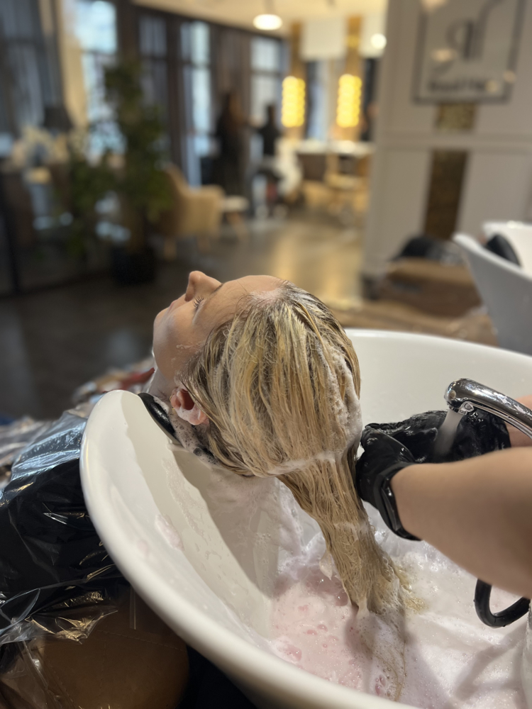 Pranie włosów w profesjonalnym salonie fryzjerskim - dlaczego warto skorzystać z tej usługi? - Royal Hair Blog